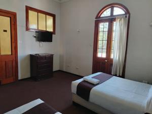 Habitación de hotel con 2 camas y ventana en La mansión del Monarca, en Arequipa