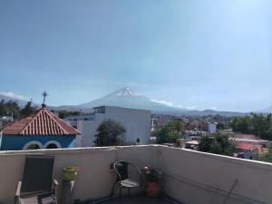 balcón con vistas a una montaña nevada en La mansión del Monarca, en Arequipa