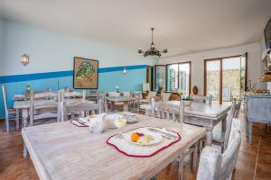 a dining room with wooden tables and chairs at Alvor Ar de Mar in Alvor