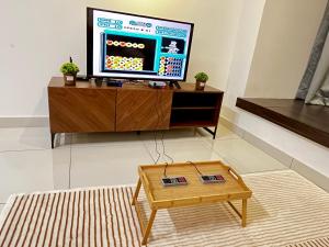 TV i/ili multimedijalni sistem u objektu Vibrant Greenfield Residence Home - 5 mins to Sunway Pyramid