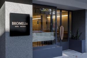 ブエノスアイレスにあるBromelia Hotel Boutiqueの建物脇看板店