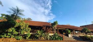 un bâtiment avec un escalier en face de celui-ci dans l'établissement Hotel Raices Esturion, à Puerto Iguazú