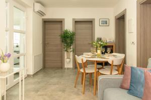 Khu vực ghế ngồi tại GoodLife Apartment