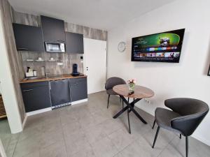 A kitchen or kitchenette at Sweet Retreat Apartment Lahr