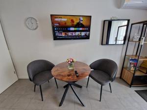 A television and/or entertainment centre at Sweet Retreat Apartment Lahr