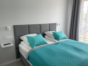 Giường trong phòng chung tại Apartamenty AQUA MAZURY