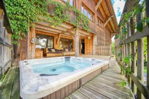 een hot tub in het midden van een huis bij Ferme du Ciel in Samoëns