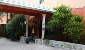 uma mulher a entrar num edifício com a sua bagagem em Hotel Marimba Punta Cana em Punta Cana