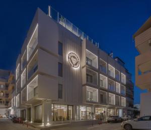 een gebouw met een klok aan de zijkant bij Ethereal White Resort Hotel & Spa in Heraklion