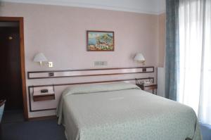 Habitación de hotel con cama y ventana en Albergo Fiorenza, en Salerno