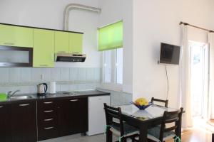 Studio apartment in Duce with sea view, balcony, air conditioning, WiFi 5067-6廚房或簡易廚房