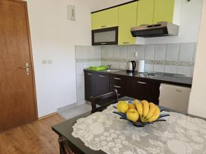 Studio apartment in Duce with sea view, balcony, air conditioning, WiFi 5067-6廚房或簡易廚房