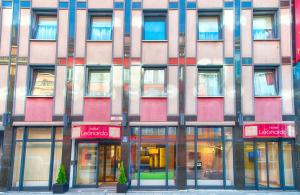 eine Fassade eines Gebäudes mit vielen Fenstern in der Unterkunft Leonardo Hotel München City Center in München