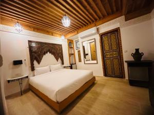 Tempat tidur dalam kamar di Riad Dar Tahri & SPA