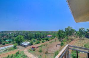 - une vue depuis le balcon d'une maison dans l'établissement TAJ VILLA Mahabaleshwar, à Mahabaleshwar