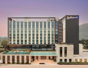 La pileta dentro o cerca de Radisson Blu Hotel & Spa, Nashik