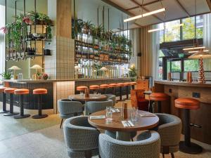 Khu vực lounge/bar tại TRIBE London Canary Wharf