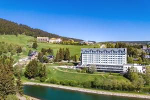 z góry widok na hotel nad rzeką w obiekcie Best Western Ahorn Hotel Oberwiesenthal – Adults Only w mieście Kurort Oberwiesenthal