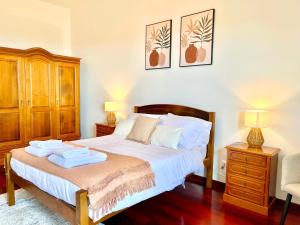 a bedroom with a bed with towels on it at Villa Garden Santana by Your Key in Santana