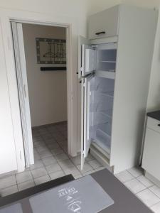 uma cozinha vazia com um frigorífico aberto num quarto em Appartement in Gelsenkirchen em Gelsenkirchen