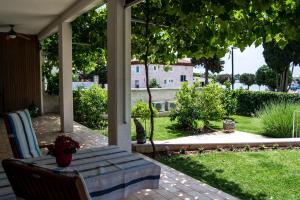 einen Tisch auf einer Veranda mit Blick auf ein Haus in der Unterkunft Apartment Derossi in Umag