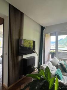 Televiisor ja/või meelelahutuskeskus majutusasutuses Panorama Suite in Lugano - Pazzallo