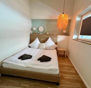 una camera con un letto con due cuscini sopra di COAST HOUSE Sky Suite a Bremerhaven