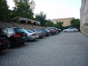 uma fila de carros estacionados num parque de estacionamento em Erhardt Panzió em Sopron