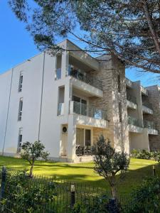 een extern uitzicht op een groot wit gebouw bij M&E Premium Apartments - San Pietro in Durrës