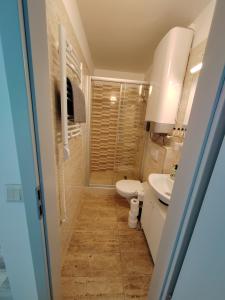 A bathroom at Gerber Apartman