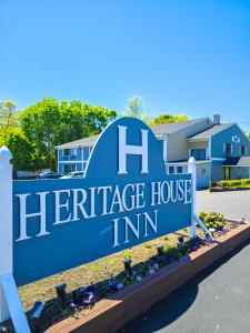 Heritage House Inn في هيانيس: لافته لنزل الهاوس كيبنج