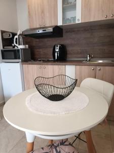 une table blanche avec un bol en haut dans l'établissement Megi Apartments, Nesebar sity, à Nessebar