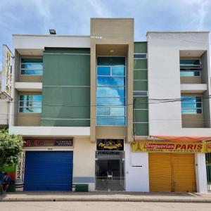 een gebouw op een straat met twee garages bij Hotel ibiza Central in Montería