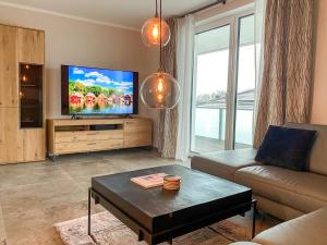 TV a/nebo společenská místnost v ubytování Lakeview Röbel - Penthouse Am Hafen Röbel