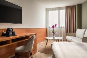 ein Hotelzimmer mit einem Bett und einem TV in der Unterkunft Hotel SB Express Tarragona in Tarragona