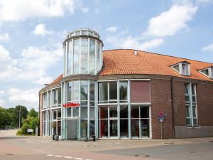 een gebouw met een glazen toren erop bij DORMERO Hotel Bargenturm Lüneburg in Lüneburg