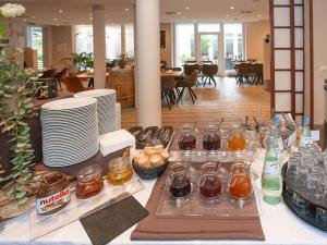 een tafel met borden en potten met voedsel erop bij DORMERO Hotel Bargenturm Lüneburg in Lüneburg