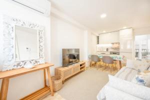 Kitchen o kitchenette sa GuestReady - Beachfront dream in Sesimbra