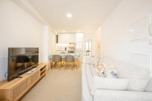 TV at/o entertainment center sa GuestReady - Beachfront dream in Sesimbra