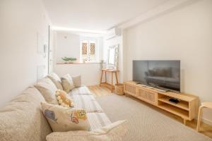 TV at/o entertainment center sa GuestReady - Beachfront dream in Sesimbra