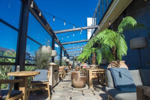 un patio con sedie e piante in un edificio di The River Lee Hotel a member of The Doyle Collection a Cork