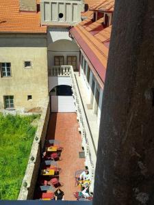 un grupo de personas sentadas sobre sillas en un patio en Residence Spillenberg Classic Room, en Levoča