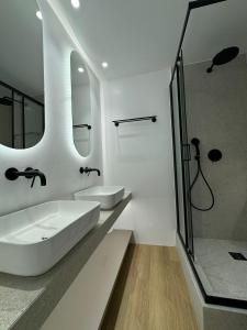 A bathroom at PortStay - Complex N71