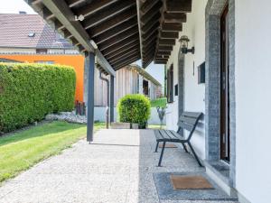 een bank aan de zijkant van een gebouw bij Apartment Wichtelmännchen by Interhome in Dittishausen