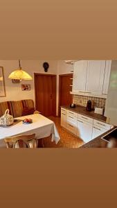 Una cocina o kitchenette en Ferienwohnung mit WINTERGARTEN in Bahnhofsnähe