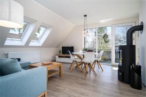 een woonkamer met een blauwe bank en een tafel bij Strandhaus 2 OG in Röbel