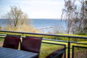 een bank met uitzicht op een waterlichaam bij Strandhaus 2 OG in Röbel