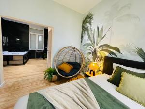 Giường trong phòng chung tại Appartement exotique avec bain balnéo