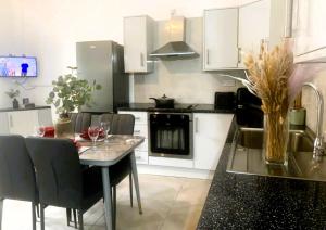 cocina con mesa y sillas en Newly renovated 3 Ensuite bedroom house in bury, 5 people, en Bury