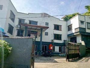 um edifício com um portão em frente em RedDoorz at Hotel Ermashta Jayapura em Jayapura